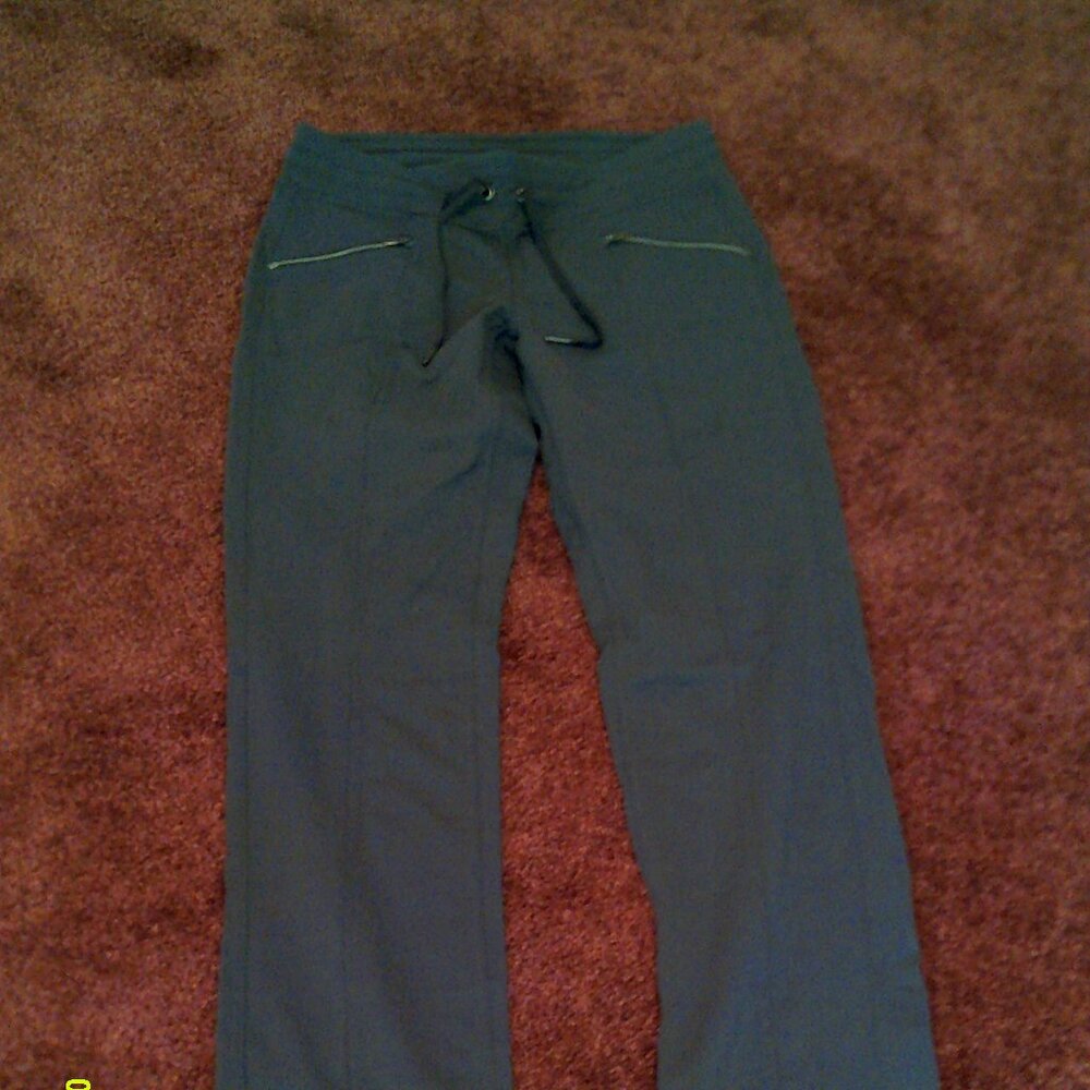 Athleta Charcoal Kickbooty. Yoga athletic pants. Size Small